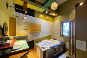 Ubicada en el corazón de la naturaleza, La Romane combina diseño contemporáneo, calidez y comodidad, con un spa privado todo el año, sala de billar y una piscina climatizada en verano. - Image 3