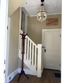 Historic Steckel carriage house with picturesque landscaping - Image 2