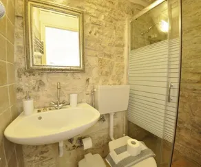 Guest House 'Adamantia D1' with Shared Terrace, Wi-Fi and Air Conditioning - Image 3