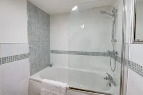 Modern 1 bed apartment, private courtyard terrace - Image 4