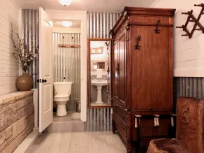 BIRDHOUSE COTTAGE - King Bed: Cozy cottage with Lake Views & Access - Image 3