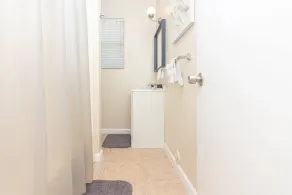 King bed Free Parking & Wi-fi near Wynwood! - Image 3