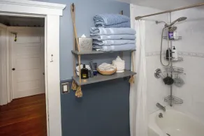 Adorable Cottage with Water Views, Across the street from Prime & other eateries - Image 4