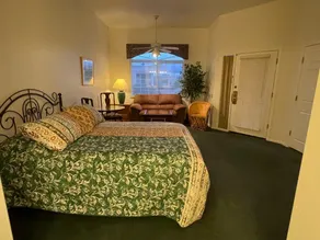 Charming studio apartment minutes from golfing and hiking. - Image 2