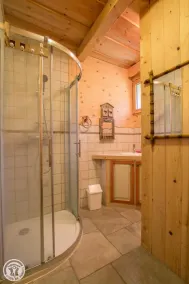 Antigua casa de labranza renovada, chalet con decoración que contrasta encanto y tradición - Image 4
