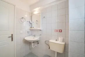 Studio Apartment 'Standard  Downstairs 15' with Shared Pool, Wi-Fi and Air Conditioning - Image 3