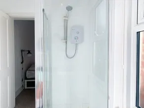Love Lane - Cosy & Modern City Centre Guest Suite - Image 3