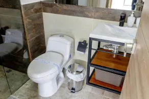 Apartamento de 2 habitaciones y 2 banos muy cerca a la playa, y al Aeropuerto. - Image 2