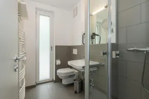 Top-ferienapartment mit Großer Terrasse, Parkplatz, Schwimmbad- & Saunanutzung - Image 2