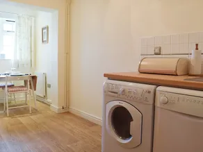 2 bedroom accommodation in Great Malvern - Image 2