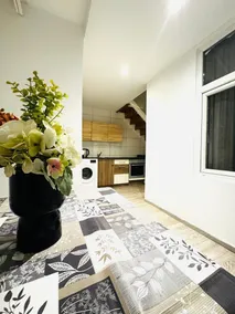Elegant 5BR Home Ideal for Families - Image 2