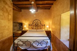 Typical and majestic Medieval Tower offering private pool and large garden. Panoramic position 3 km - Image 4