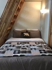 Private Cabin with Open Loft - Sleeps 3-6 - Image 5