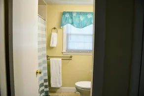 NEW! Comfort, Spacious 2300sqft, minutes to Newport  - Image 2
