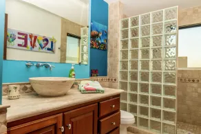 Charming Colorful Beautiful Home with Private Pool close to beaches! - Image 2