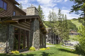 Pines 180B est une chambre joliment aménagée au-dessus d’un hôtel de style standard. - Image 3