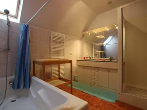 Spacious family home with enclosed garden and garage - Image 4