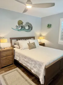 Nouvellement rénové Boutique Beach Bungalow. Tout Nouveau! Étapes de la plage. - Image 5