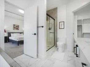 Beautiful 4 bedroom home 5 minutes away from the movie theatre. - Image 4