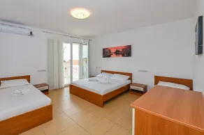Sea-view Apartment with Pool in the center of Novalja - Image 5