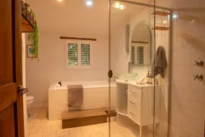 Spa Bath, Entire Home, Off Street Parking, Barossa Valley - Image 3