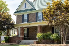 Historic 4 bedroom house with hot tub-great location - Image 5