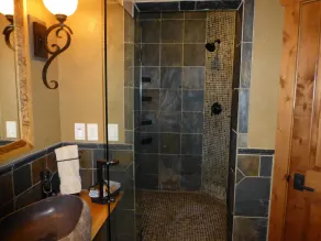Comfortable Clean Suncadia Family Home Sleeps12, FIREpit, HOTtub, BIKES, Pets ok - Image 5