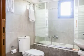 Villa Xenia With 3 Bedrooms and 2 Bathrooms - Image 2