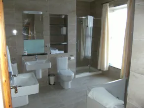 Large Luxury House in Excellent Location. Ideal for families - Image 5