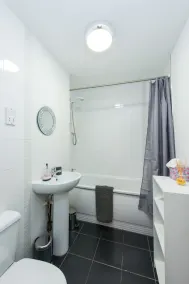 Comfortable 3 bedroom Apartment - Image 4