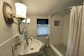 Waterfront Cottage and Ski Getaway - Image 3