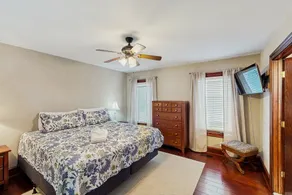 Spacious lakefront house w/private hot tub, deck, fire pit & grill - Image 4