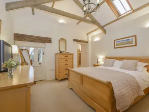 BURHAM BARN, romantic, luxury holiday cottage in Dousland - Image 5