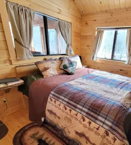 Picturesque Waterfront Log Cabin - Image 5