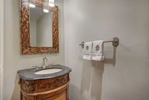 3BR Condo Luxurious Retreat in Arrowhead - Image 3