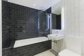 Stylish Riverside 2Bed & 2Bath Apartment in London - Image 2