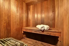 Moderne, nyt køkken, opvarmet pool! Gå til alt i East Hampton Village! - Image 2