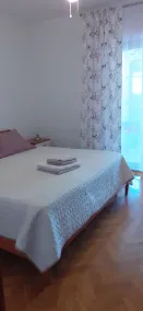 Lägenhet på hela våningen med jacuzzi i trädgården för avkoppling och njutning - Image 4