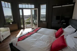 Modern apartment with a breathtaking view of the Danube and the mountains - Image 5