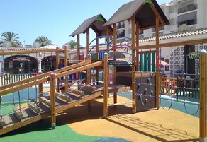 Family-Friendly Apartment with Private Terrace, Shared Pool, A/C & Wi-Fi - Image 3