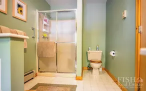 \"Mulrooney's\" é uma casa de estilo fazenda que oferece tudo no nível principal no Lago Mokoma - Image 4