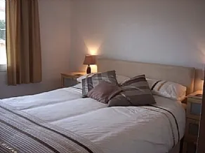 Smuk villa med privat pool og afsondrede haver - Image 4