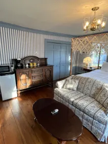 Honeymoon Suite with Jacuzzi Tub in Historic Inn - Image 5
