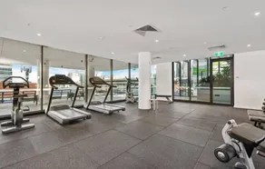 Prime position 1.5 BR w/ view/ parking / roof pool - Image 3