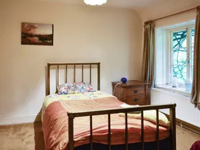 2 bedroom accommodation in Crowborough - Image 4