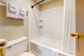 Comfortable motel rooms in a great location with shared resort amenities - Image 5