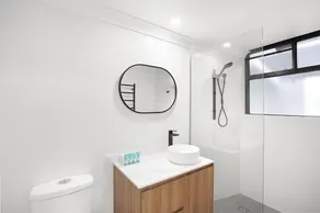 Luxurious Studio with Lush Mountain Views - Image 2