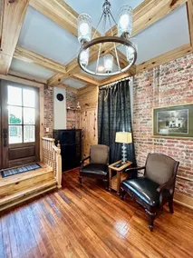 Chipley's Squareview Inn - Image 2