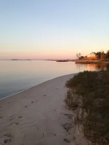 Serene Bayfront Stuga på Private Beach - Waterfront Beach House - Image 4