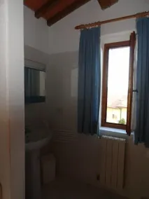 Smukt stenhus i Toscana med terrasse og balkon. - Image 4